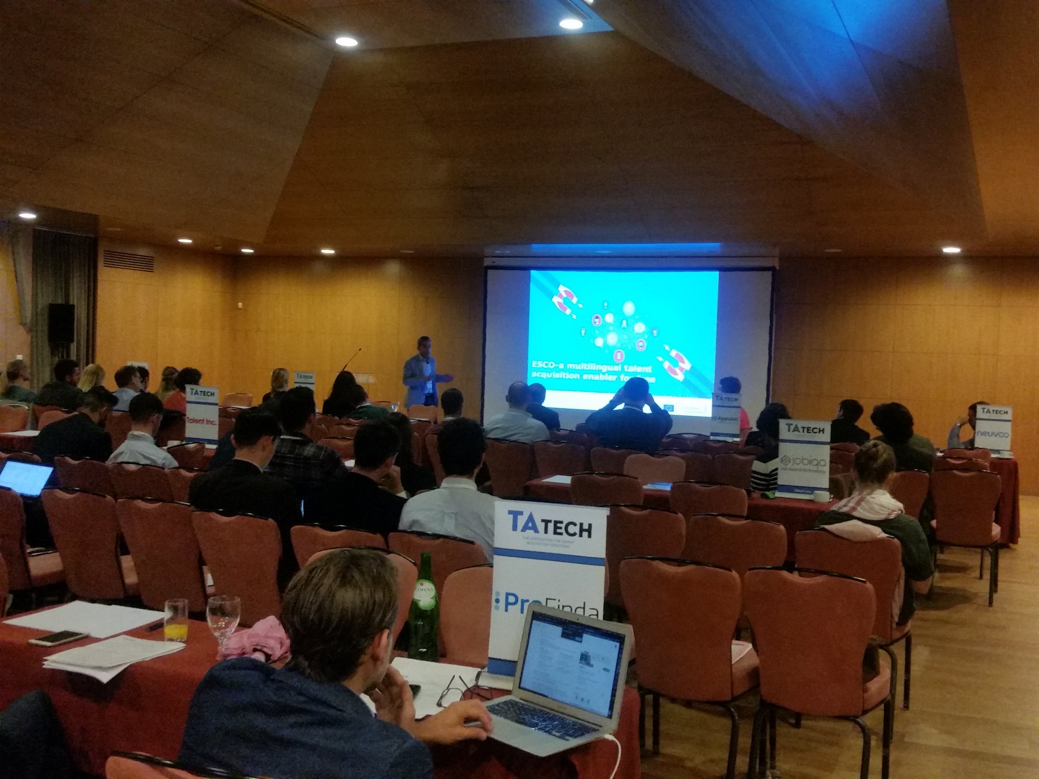 نشان‌آور دانش و مهارت آینده